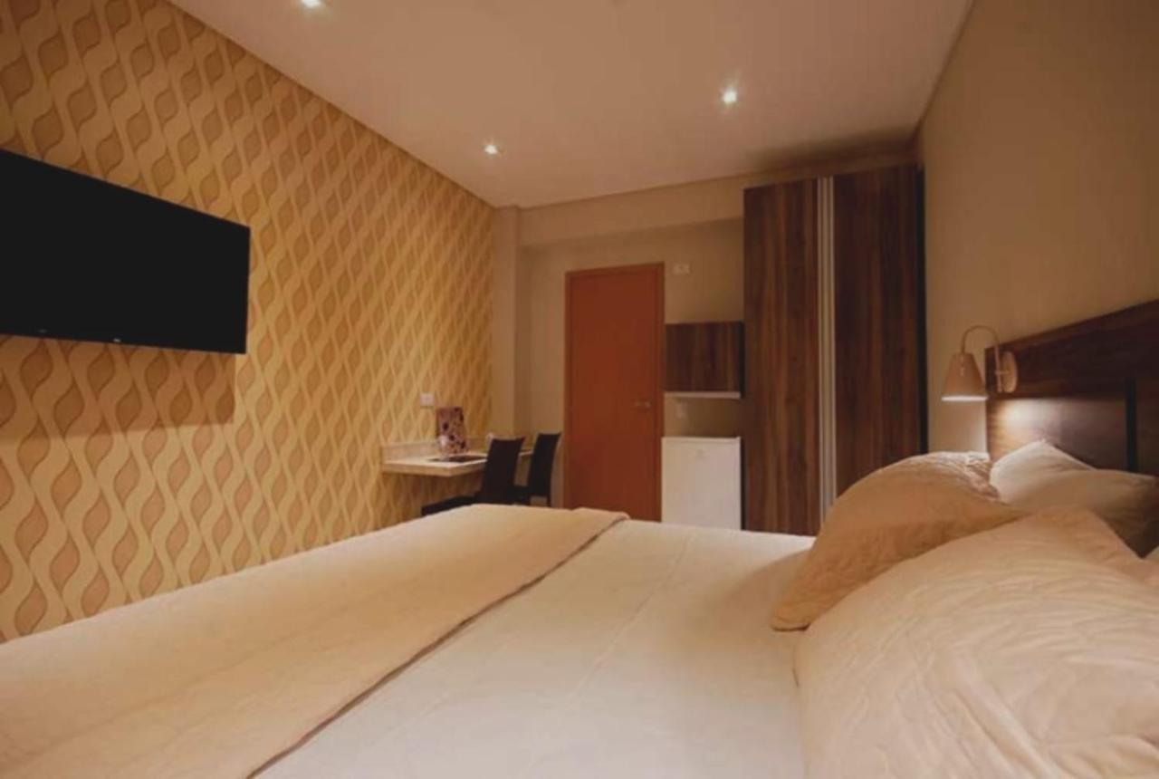 Guess Hotel & Motel กัวรูยุส ภายนอก รูปภาพ